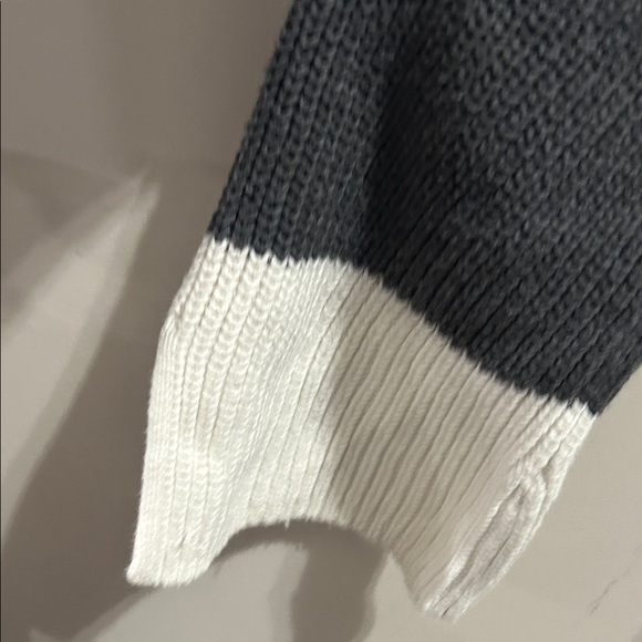 GAP Charcoal and White Crew Neck Sweater - Picture 8 of 11
